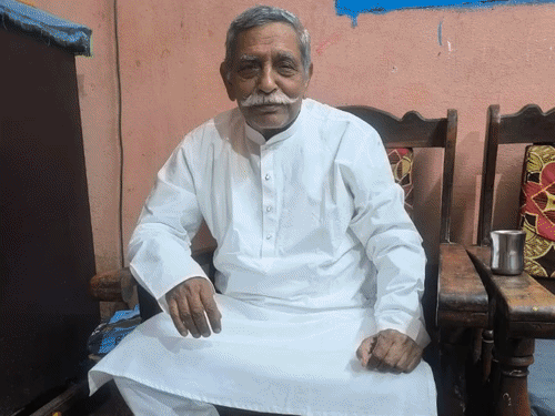 आरा में सड़क हादसे में रिटायर्ड क्लर्क की मौत:BP-शुगर की दवा लेकर ऑटो से लौट रहे थे, बाइक से हुई टक्कर; विरोध में सड़क जाम