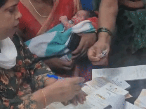 औरंगाबाद में टीकाकरण के नाम पर पैसे लेने के आरोप:वीडियो सामने आने के बाद एएनएम पर सिविल सर्जन की कार्रवाई, वेतन भुगतान पर रोक