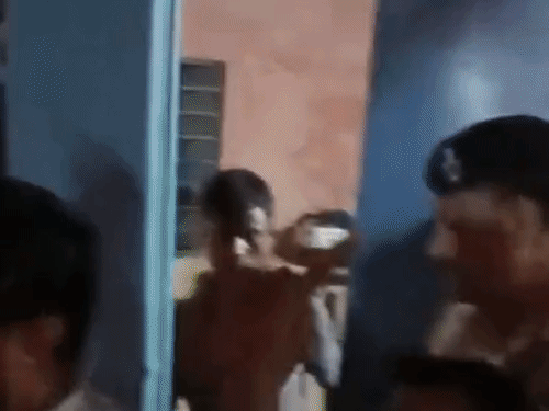 दरभंगा में नवरात्र मेले में SI पर मारपीट का आरोप:गांव के लोगों ने पुलिसकर्मी को कमरे में किया बंद, बोले- नशे की हालत में थे