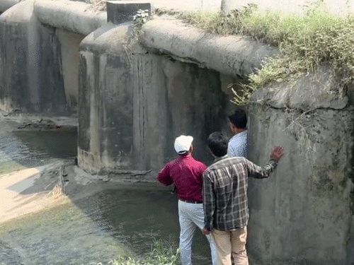 बतरे नदी पर बना ब्रिटिशकालीन पुल का निरीक्षण:जूनियर इंजीनियर बोले- क्षतिग्रस्त हिस्से की जल्द होगी मरम्मत, दोनों ओर लगाई जाएगी रेलिंग