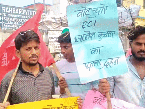 समस्तीपुर में SIR के विरोध में माले का प्रदर्शन:मुख्य चुनाव आयुक्त ज्ञानेश कुमार से पद छोड़ने की मांग; शहर में मार्च निकाला, फूंका पुतला