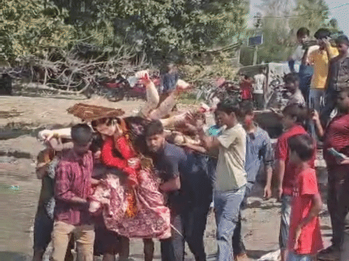 मुजफ्फरपुर- मां दुर्गा की प्रतिमाओं का विसर्जन, सिंदूर खेला:शहर में तीन कृत्रिम घाटों पर दी जा रही विदाई, विसर्जन मार्गों, घाटों पर पुलिस बल मुस्तैद