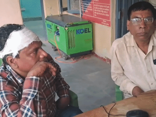औरंगाबाद- बाइक सवार बदमाशों ने हेडमास्टर पर किया जानलेवा हमला:5 से 6 बदमाशों ने लाठी-डंडों से पीटा, सरकारी कागजात से भरा झोला लेकर भागे