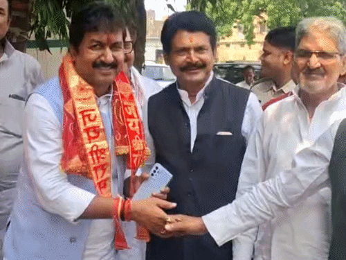 तिरहुत शिक्षक सीट का मुकाबला हुआ दिलचस्प:कांग्रेस प्रवक्ता राजेश राठौड़ ने निर्दलीय दाखिल किया नामांकन; बोले- शिक्षक मुद्दों पर मिल रहा समर्थन