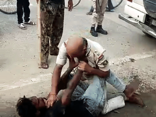 समस्तीपुर में बीच सड़क पुलिस-युवक के बीच मारपीट:कीचड़ में उठा-पटक, अधिकारी ने गर्दन जकड़ा; पूर्व मुखिया ने डंडे से युवक का पैर तोड़ा
