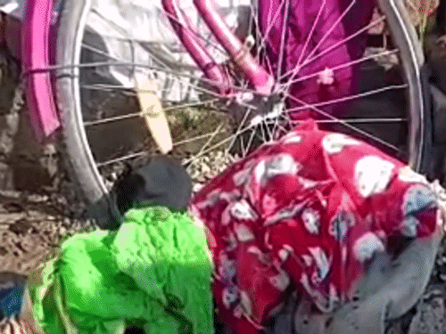 पठानकोट में मजदूर का घर आग से खाक:काम पर गए थे परिजन, धुएं के गुबार से मचा हड़कंप, राशन-कपड़े समेत सारा सामान जला