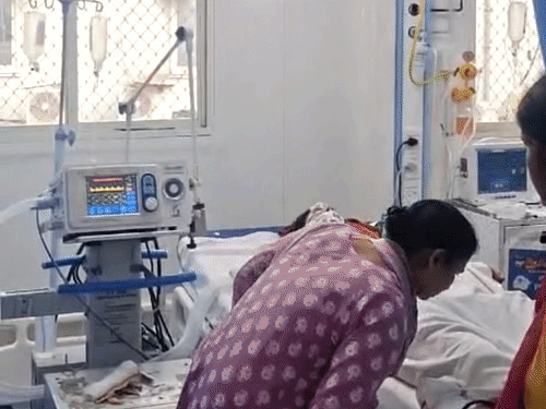 मुजफ्फरपुर में GNM छात्रा ने की खुदकुशी की कोशिश:नींद की गोलियां खाई, ICU में वेंटिलेटर पर; पिता का आरोप- 6 महीने से वार्डन परेशान कर रही थी
