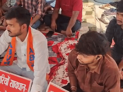बिहार यूनिवर्सिटी में ABVP का अनिश्चितकालीन धरना शुरू:फ्री इंटर्नशिप, प्लेसमेंट सेल और फीस वापसी समेत कई मांगों को लेकर आंदोलन