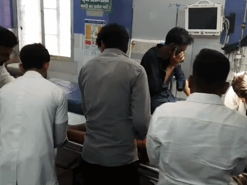औरंगाबाद में सड़क हादसे में साला-बहनोई घायल:बाइक से पासपोर्ट ऑफिस जा रहे थे, कुत्ते को बचाने में अनियंत्रित होकर पलटी गाड़ी