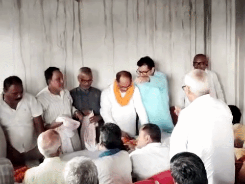 केवटी में MLC चुनाव को लेकर आरजेडी की हुई बैठक:स्नातक सीट से प्रत्याशी अनिल झा बोले- लोकतंत्र में जनबल की जीत और धनबल की हार होगी