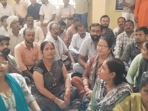कानपुर बर्रा थाने में BJP नेताओं का धरना-प्रदर्शन:जुआरियों की शिकायत करने पर मंडल उपाध्यक्ष को पीटा,  पुलिस ने नहीं लिया था एक्शन