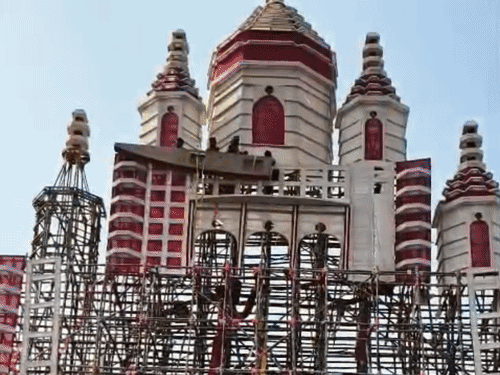 दक्षिणेश्वर काली मंदिर की तर्ज पर 110 फीट ऊंचा पंडाल:समस्तीपुर में अष्टमी से विसर्जन तक दिखेगी वृंदावन की झांकी, मां दुर्गा की 26 फीट ऊंची प्रतिमा भी तैयार