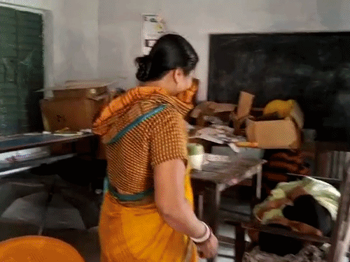 बेगूसराय में खाद कारखाना से गैस का रिसाव:लोगों की आंखों में जलन की शिकायत, महिला टीचर 2 घंटे तक बेहोश रहीं; प्रबंधन ने बताया अफवाह