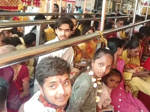 शारदीय नवरात्र: गयाजी के मंगला गौरी मंदिर में उमड़ी भीड़:रात 2 बजे से ही पहुंच रहे श्रद्धालु, प्रबंधन की ओर से विशेष इंतजाम किए; सुरक्षा कड़ी