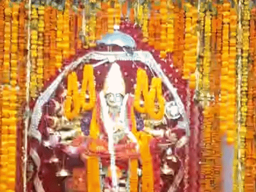 नवरात्र के दूसरे दिन मां ब्रह्मचारिणी की पूजा:मुजफ्फरपुर के मंदिरों में उमड़ी भीड़; ‘जय माता दी’ के जयकारों से गूंजा शहर