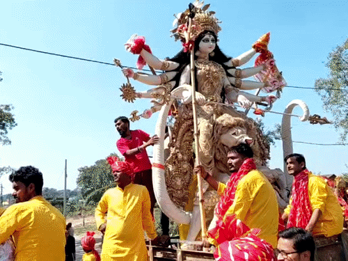 धनबाद में सत्यम शिवम सुंदरम दुर्गा पूजा कमेटी का विसर्जन:नासिक बैंड, छऊ नृत्य और झांकियों के साथ मां दुर्गा की विदाई यात्रा