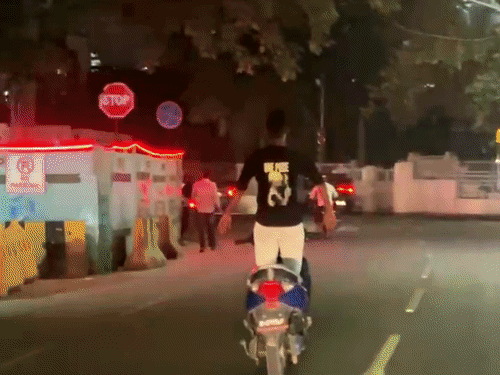 पटना में सड़क पर स्कूटी से स्टंट:500 मीटर तक हवा में दोनों हाथ उठाकर घूमता रहा, बिना नंबर प्लेट की स्कूटी
