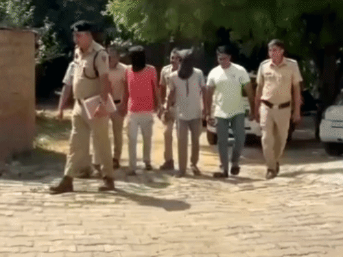 हिसार में दो घंटे में लूट का खुलासा, दो गिरफ्तार:पूरी रकम और वारदात में इस्तेमाल बाइक बरामद; आरोपियों पर लूट-स्नेचिंग के 3 पुराने केस