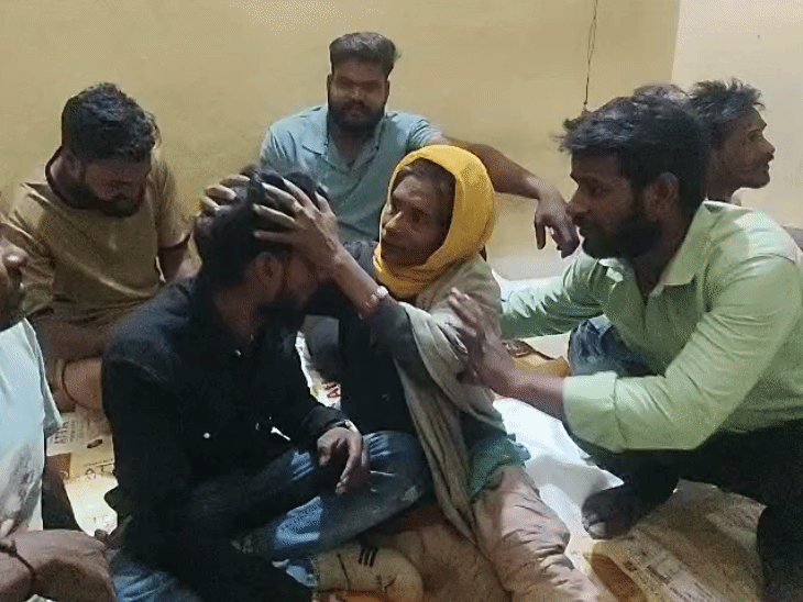 मां 3 साल बाद बेटों मिलीं, भर आईं आंखें:सोशल मीडिया पर फोटो से हुई पहचान, अशोकनगर से हुई थी लापता