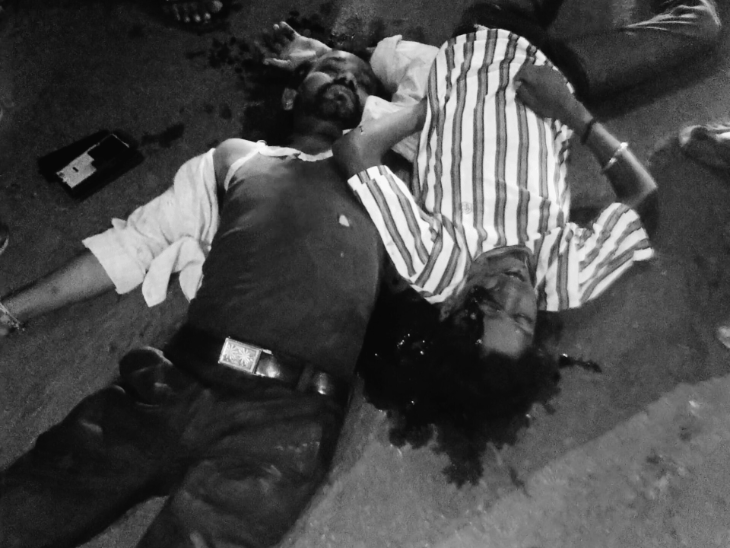 बालोद में खड़े ट्रक से टकराई बाइक, पिता-पुत्र की मौत:छोटा बेटा गंभीर, मामा के घर श्राद्ध कार्यक्रम से लौटते समय हुआ हादसा