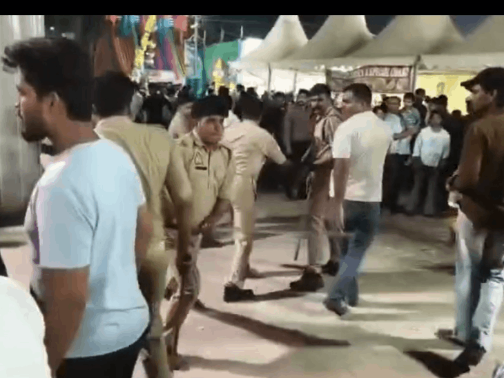 पंजाबी दरबार में भीड़ बेकाबू, पुलिस ने फटकारी लाठियां:मेला श्री दाऊजी महाराज में हंगामे के बीच कलाकारों ने दी प्रस्तुतियां, धक्का-मुक्की