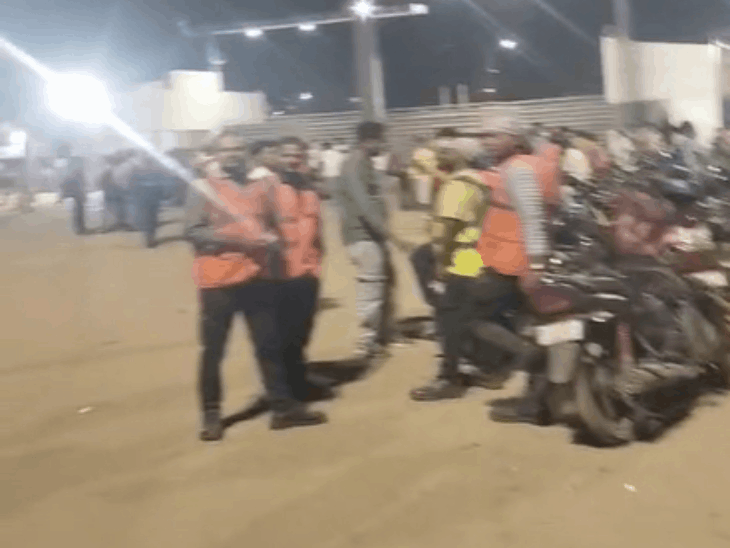 रायखेड़ा पावर प्लांट में मजदूरों के बीच झड़प…TI घायल:शराब बेचने के विवाद में बिहार-छत्तीसगढ़ के मजदूर आमने-सामने,सरपंच की गाड़ी के कांच टूटे;मौके पर अतिरिक्त पुलिस बल तैनात