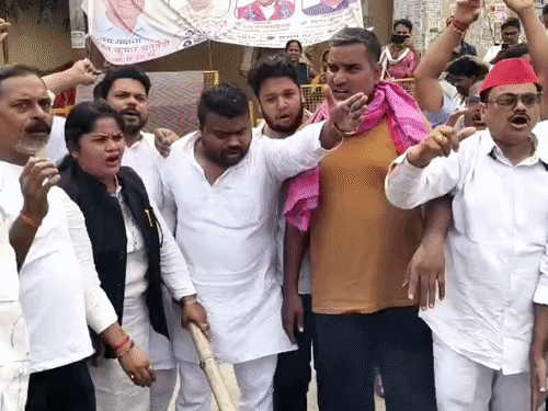 BHU गेट पर सपा लोहिया वाहिनी का प्रदर्शन:मुख्य निर्वाचन आयुक्त ज्ञानेश कुमार का पुतला फूंका; इस्तीफे की मांग को लेकर की नारेबाजी