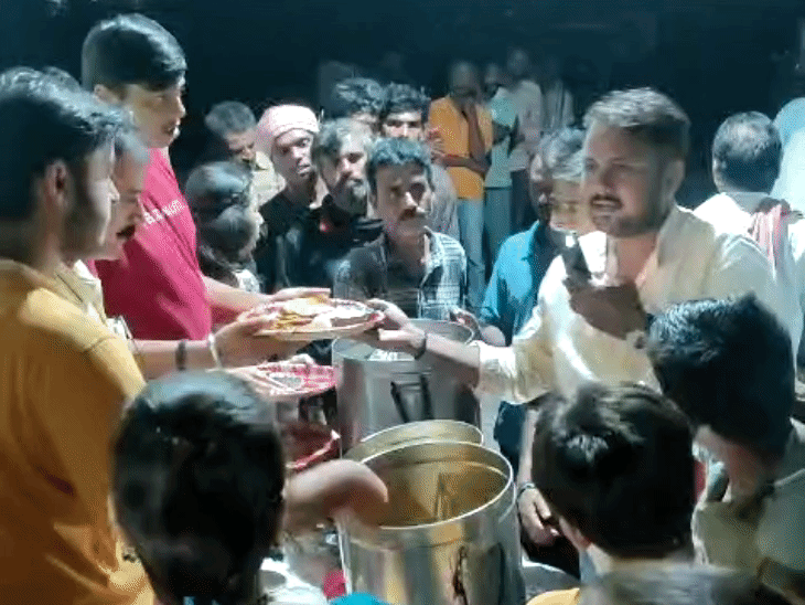 मुजफ्फरपुर में 5 साल से हर रात मुफ्त भोजन:100 से ज्यादा जरूरतमंदों को मिल रहा भरपेट खाना, ‘मां की रसोई’ की पहल