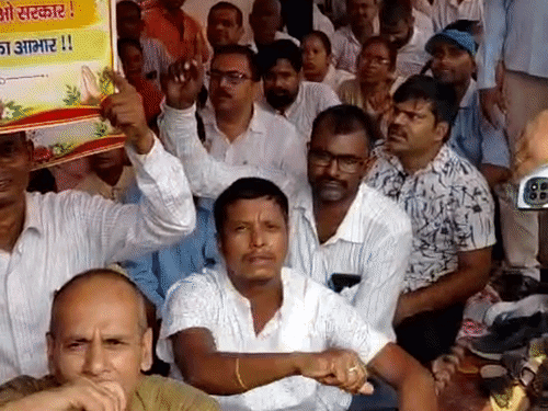 ग्राम कचहरी न्याय मित्र संघ का तीन दिवसीय धरना:30 हजार मानदेय की मांग; सरकार को चेतावनी, मांगें नहीं मानीं तो करेंगे आमरण अनशन
