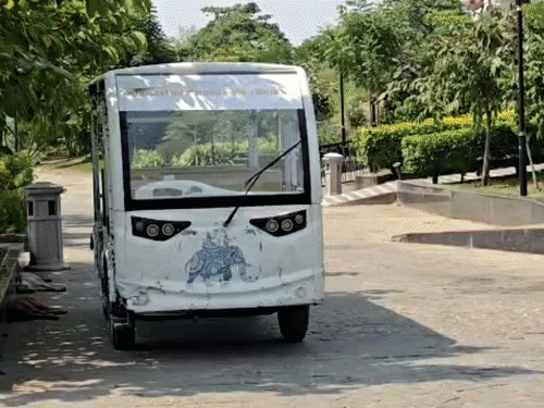 महाकाल मंदिर में ई-कार्ट सेवा दो दिन से बंद:42 में कई खराब, जो चल रहीं वे VIP के लिए; बुजुर्ग-दिव्यांग पैदल चलने को मजबूर