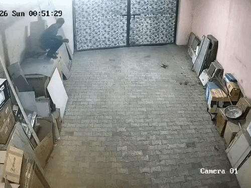रेवाड़ी में टाइल्स शोरूम से 2.23 लाख की चोरी,:ताला तोड़कर शोरूम में घुसा, CCTV में कैद हुई पूरी वारदात