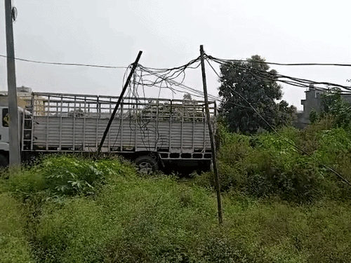 पठानकोट के वार्ड-43 में बिजली संकट पर लोगों का प्रदर्शन:कम वोल्टेज से जले घरेलू उपकरण, एडीसी कार्यालय और मंत्रियों के चक्कर काट रहे लोग