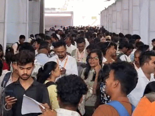 रायपुर रोजगार मेले में पहले दिन 2000 कैंडिडेट्स सिलेक्ट:आज मिलेंगे जॉइनिंग लेटर; 85 कंपनियां पहुंचीं, कई राज्यों में नौकरी के मौके, व्यवस्था पर गुस्सा