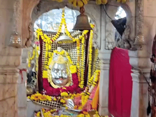 उज्जैन में गयाकोठा-सिद्धनाथ घाट पर उमड़े श्रद्धालु:चतुर्दशी श्राद्ध पर दूध चढ़ाने के लिए 1 KM लंबी लाइन