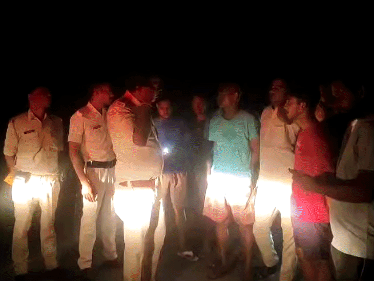 स्वर्ण व्यवसायी से 2 लाख के गहने और कैश लूटी:सीवान में 3 बदमाशों ने की फायरिंग, पिस्तौल की बट से व्यवसायी को किया घायल
