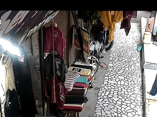 तरनतारन पिस्तौल लिए युवकों ने दुकानदार पर हमला:फायरिंग के बीच युवक ने एक बदमाश को पकड़ा, जमकर लड़ाई, दूसरा फरार