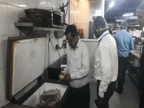 पटना के 5 बड़े होटलों में खाद्य विभाग की छापेमारी:पनाश में 10 किलो मटन-चिकन, 6 पैकेट ब्रेड नष्ट; सभी को 14 दिन का अल्टीमेटम