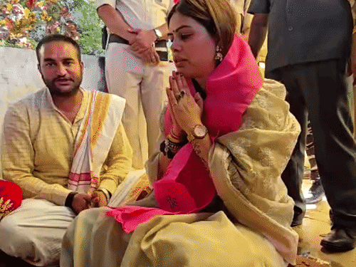 वकील नाजिया खान ने किया पितरों का तर्पण:उज्जैन में कहा- पाकिस्तान से आए थे धमकी भरे कॉल, मैं डरने वाली नहीं