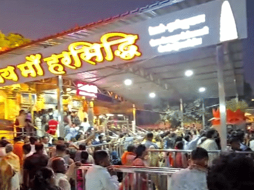 नवरात्र पर्व आज से,9 दिन शयन नहीं करेगी हरसिद्धि माता:1011 दीपों से जगमगाएंगे 51 फीट ऊंचे स्तंभ; दीप प्रज्वलन के लिए 31 दिसंबर तक बुकिंग फुल