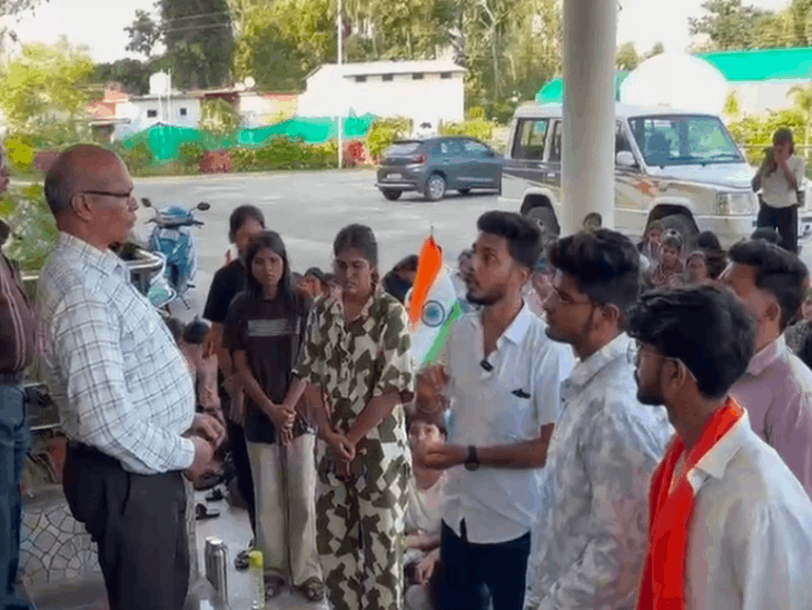 कांकेर कृषि महाविद्यालय में परीक्षा परिणाम को लेकर प्रदर्शन:एबीवीपी ने रिजल्ट में गड़बड़ी का आरोप लगाया, 100 फेल; पेपर लीक होने का आरोप