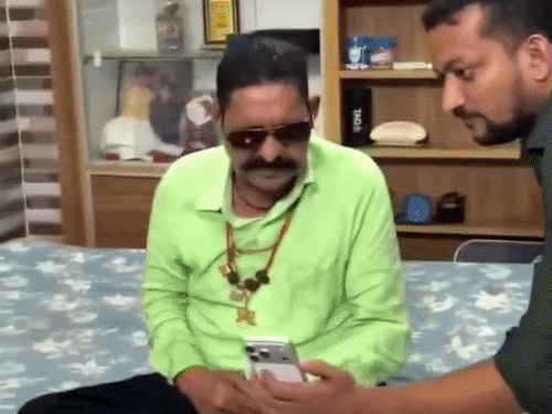 अनंत से एल्विश यादव ने वीडियो कॉल पर की बात:मुंबई आने का दिया न्योता; JDU विधायक ने इससे पहले बृजभूषण सिंह से की थी बात