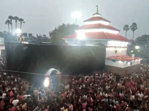बांका के प्रसिद्ध तिलडीहा दुर्गामंदिर में उमड़ी भीड़:शारदीय नवरात्र की पहली पूजा पर 1.5 लाख श्रद्धालुओं ने किया जलाभिषेक, 423 साल पुराना मंदिर