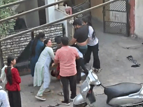 थाने में मारपीट के आरोपों के बाद भाजपा कार्यकर्ता ICU:सीने में तेज दर्द, डॉक्टरों को हार्ट अटैक की आशंका; परिजनों ने पुलिस पर लगाए आरोप