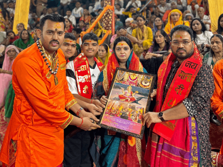 विंध्याचल में नवरात्र के पहले दिन हुई गंगा महाआरती:अपर आयुक्त राजकुमार द्विवेदी सपरिवार यजमान बने, घाट रंग-बिरंगी झालरों से सजा