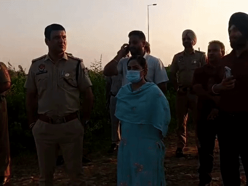 मंगलवार सुबह 8 बजे टॉवर से नीचे उतरेंगे बुजूर्ग:पठानकोट प्रशासन और बैराज औस्ती संघर्ष समिति में बनी सहमति, DC-SSP ने मंत्री से बैठक का दिया आश्वासन