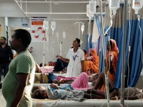खिचड़ी खाने से 13 बच्चे बीमार, अस्पताल में भर्ती:मैगी, कुरकुरे और चिप्स मिलाकर बनाई खिचड़ी; अनुमंडलीय अस्पताल में इलाज जारी