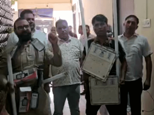 खराब ट्यूब लाइटें शरीर पर लगाकर निगम पहुंचे जिला पार्षद:स्ट्रीट लाइटों की समस्या उठाई; बोले- बार-बार शिकायतें देने के बाद भी सामाधान नहीं