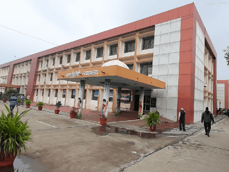 पत्नी ने प्रेमी के साथ मिलकर की थी हत्या:आपत्तिजनक हालत में देख लिया तो पति की हत्या; पत्नी, प्रेमी और साथी को आजीवन कारावास