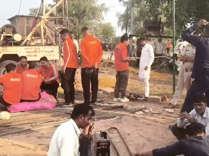 20 घंटे से ज्यादा समय से बोरवेल में फंसा बच्चा:अजमेर से पहुंची एनडीआरएफ की टीम ने सरियों से जाल बनाया; कैमरे से रखी जा रही है नजर
