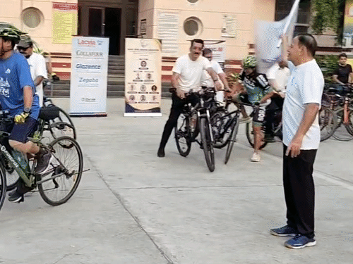 वर्ल्ड स्पाइन-डे पर इंदौर में स्पाइन हेल्थ अवेयरनेस साइक्लोथॉन:सर्जरी करा चुके मरीज-80 डॉक्टरों ने चलाई साइकिल, बोले-ऑपरेशन के बाद भी सामान्य जिंदगी जीना संभव